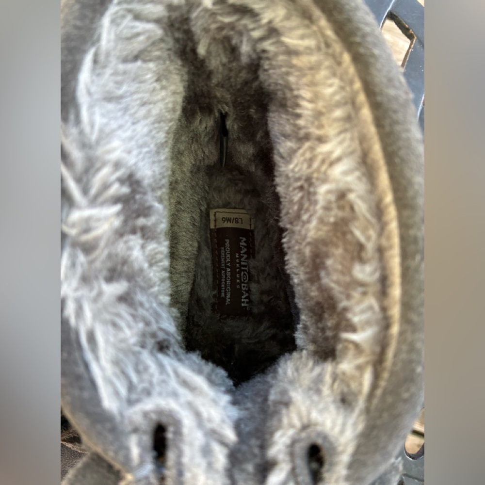 Manitoba Harvestor Gray Fringe Moccasin Boots fur Lining excellent preloved - Picture 11 of 11